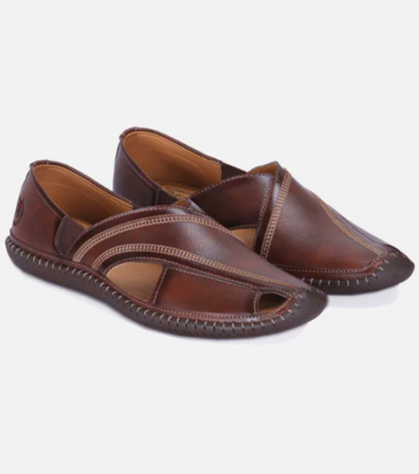Sepatu Moccasin dengan Motif Etnik